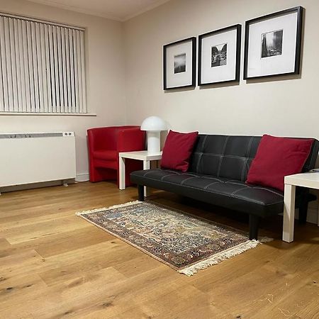 Morden Flat Close To Dlr Station With Free Parking London Kültér fotó