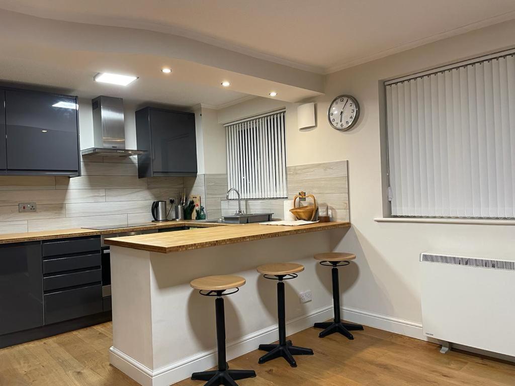 Morden Flat Close To Dlr Station With Free Parking London Kültér fotó